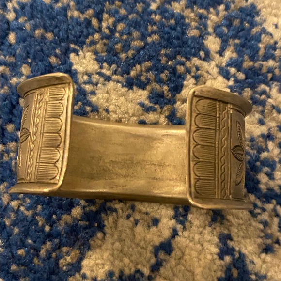 Vintage pewter cuff with fish and flowers - Picture 3 of 4